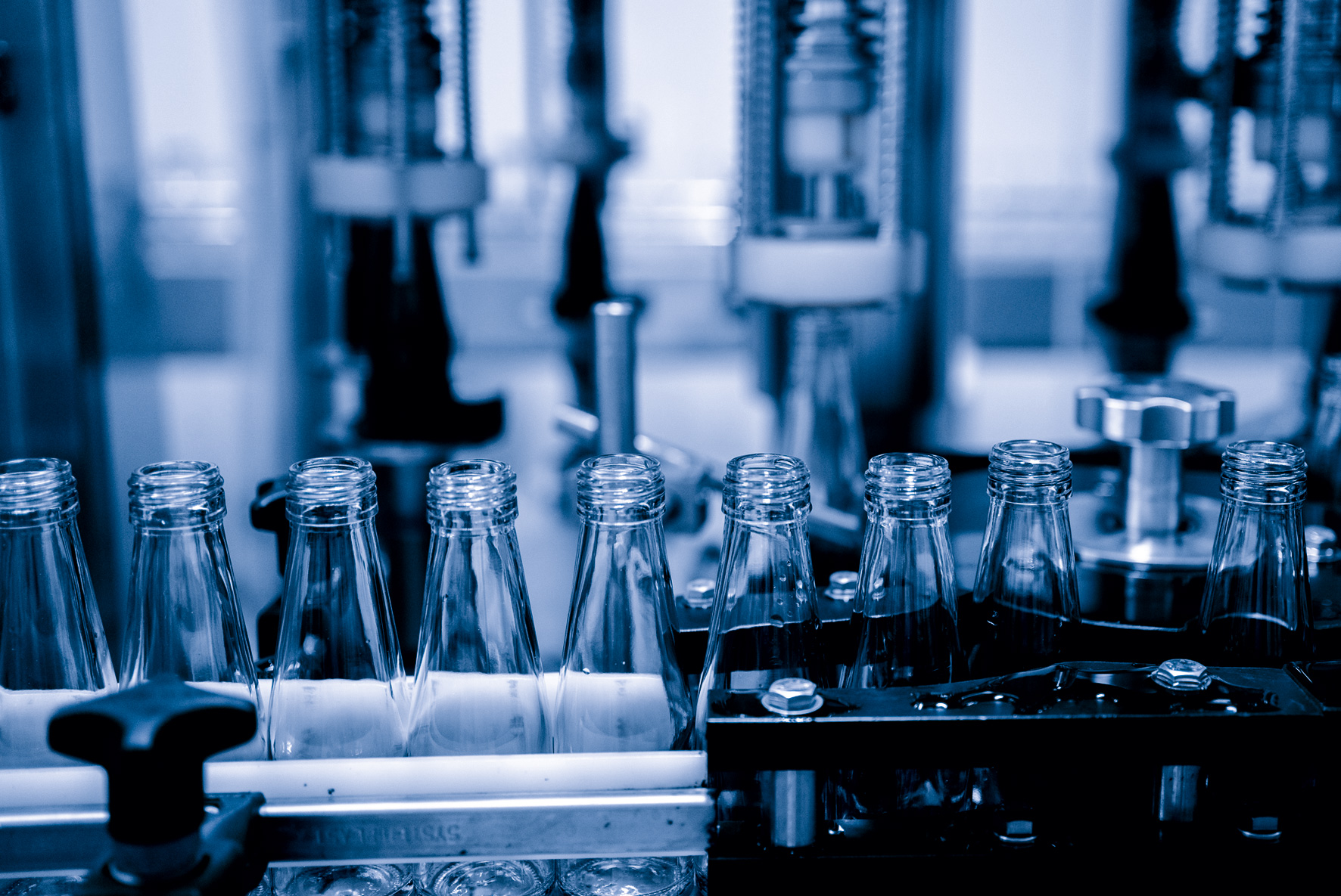 AdobeStock_484883063_Abfüllanlage_Getränkeindustrie_LP_IO-systemeWeb80