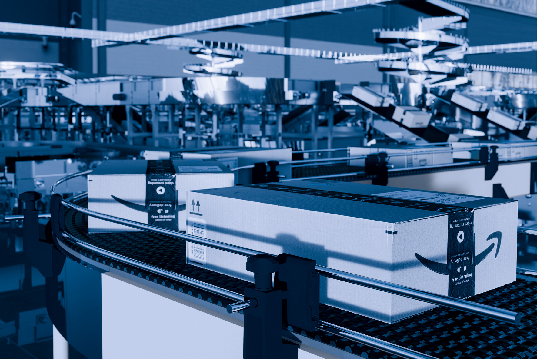 AdobeStock_733647852_Förderanlagen-in-der-LogistikWEb80